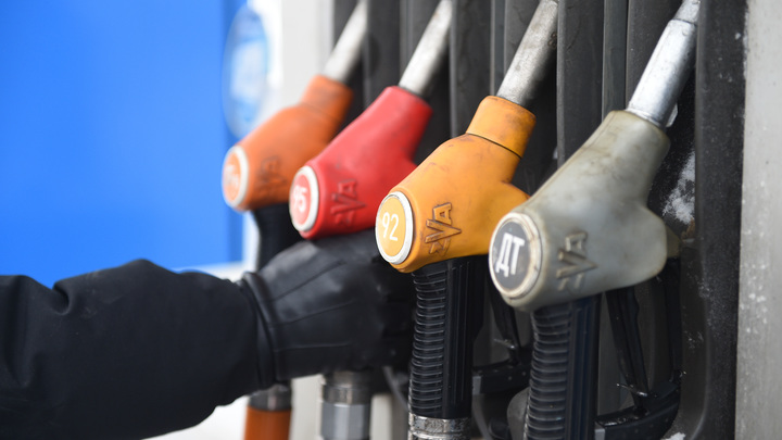 Бензин в России подорожал на 17 процентов: правительство объяснило, что все нормально