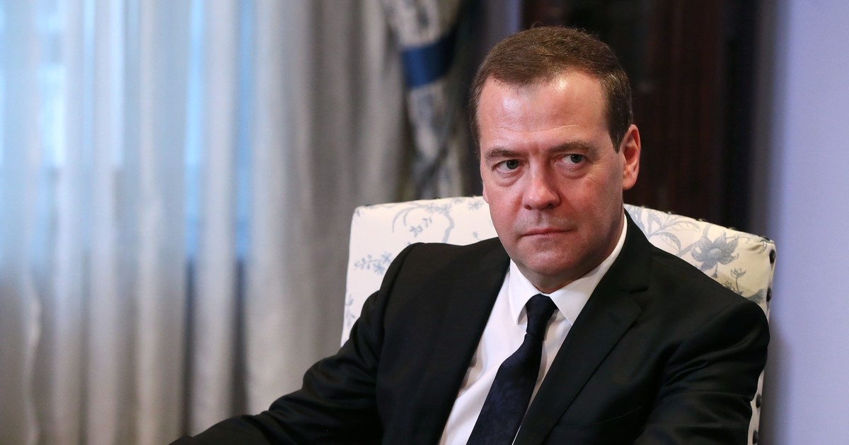 Отправит ли Медведева в отставку Путин во время прямой линии?