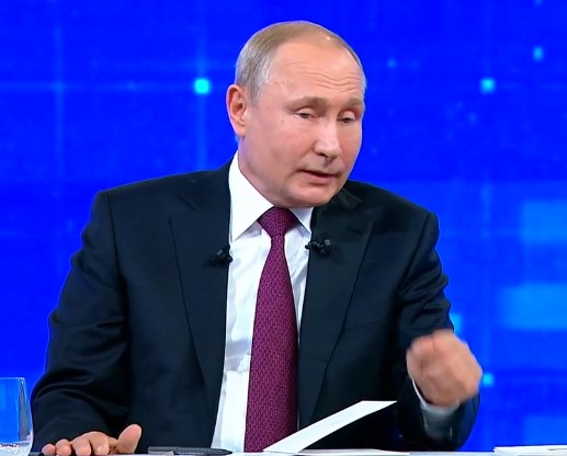 Путин не хочет снижать зарплату чиновникам: иначе они уедут из России