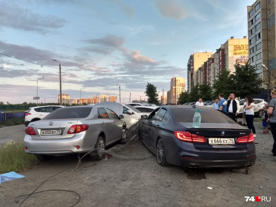 Иномарка с «дьявольским» номером разгромила парковку в Челябинске