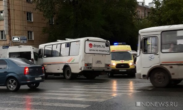 Две маршрутки и грузовик столкнулись в Челябинске. Есть пострадавшие