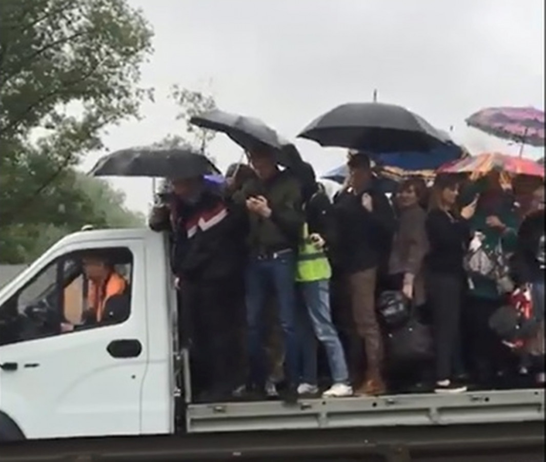 Грузовиками возят пассажиров в Шереметьево из-за подтопления