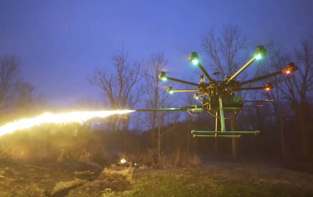 Зрелищные испытания «летающего огнемета»-дрона показали на видео
