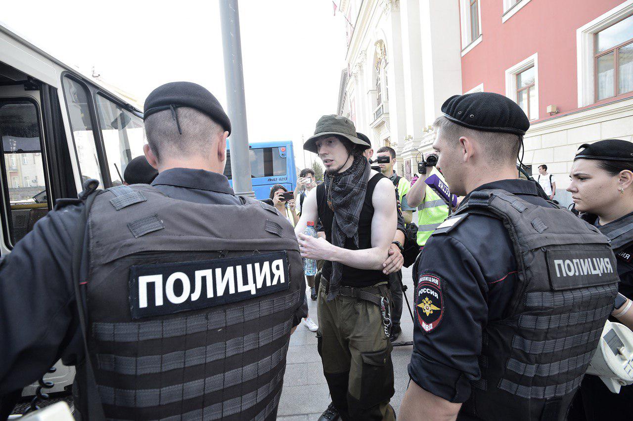 «Допускай»: скандируют москвичи, собравшиеся возле мэрии Москвы