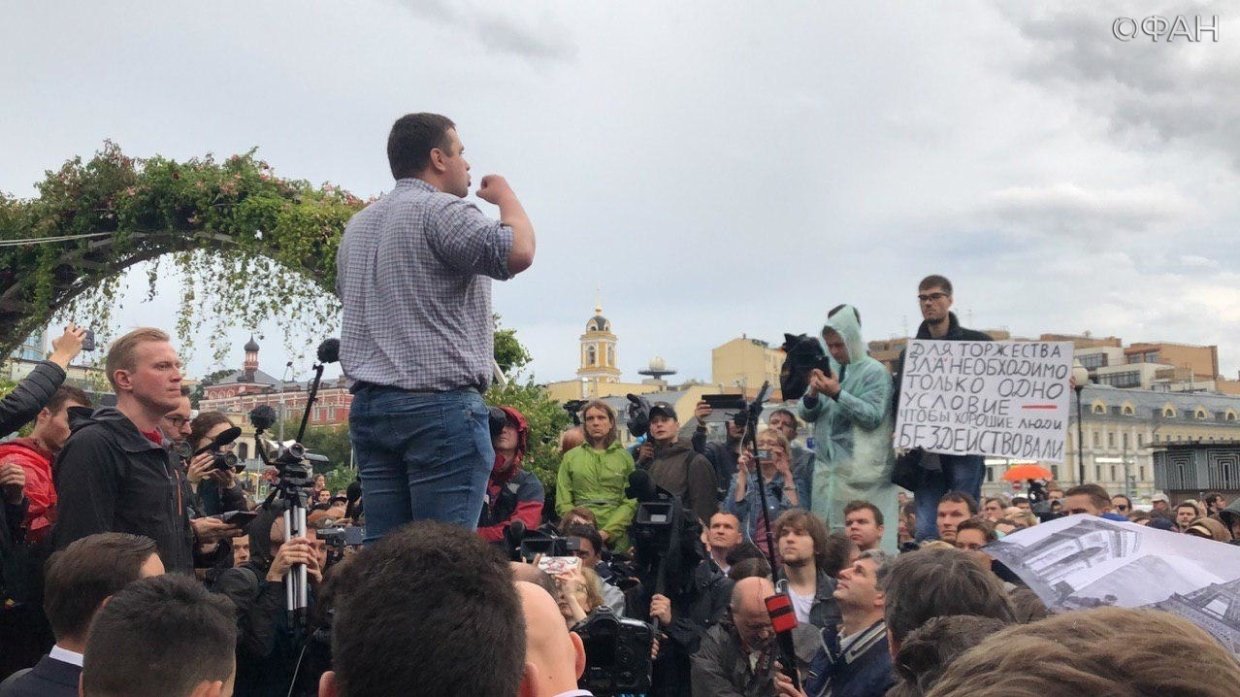 Более 600 человек задержали сегодня в Москве. Но акция протеста продолжается
