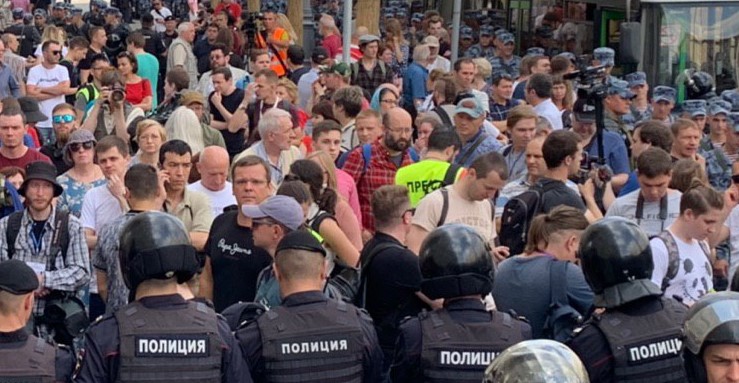 Тысячи людей собрались в центре Москвы