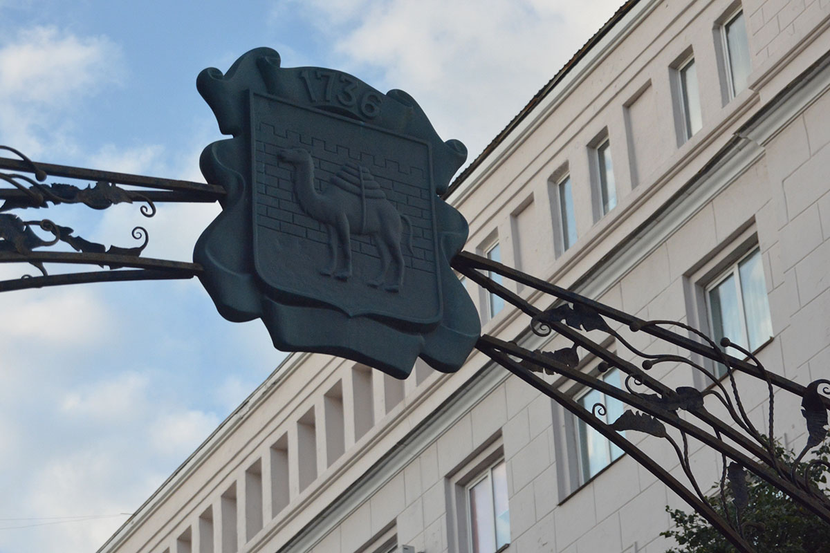Соседи из кинофильмов, книг и учебников: загадки «дома на площади» в Челябинске