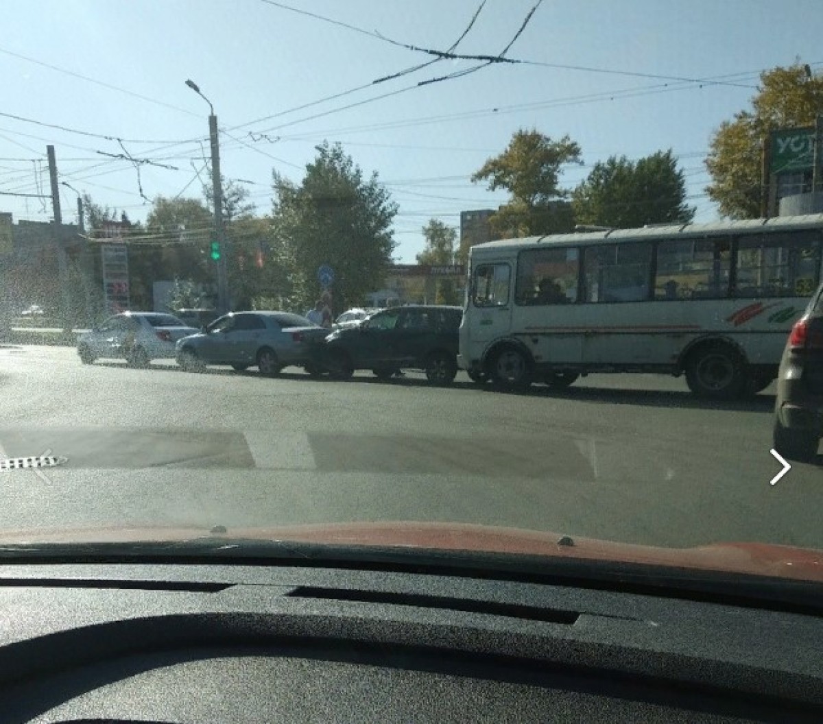 Сразу три машины и маршрутка столкнулись в Челябинске