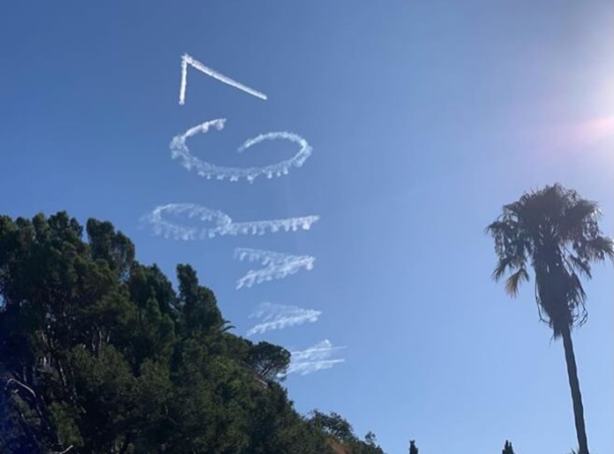 Путину написали поздравление в небе над Лос-Анджелесом