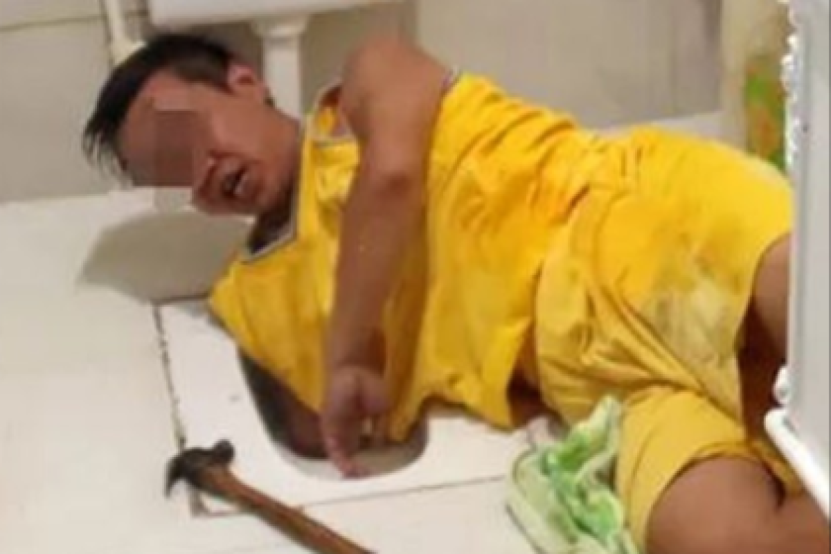 Китаец ловил рыбу в унитазе. Рука застряла