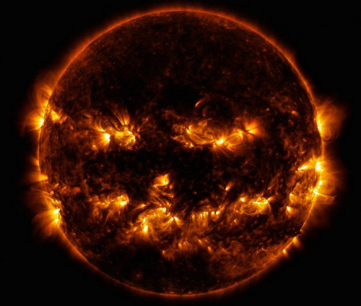 NASA опубликовало пугающее фото Солнца к Хэллоуину