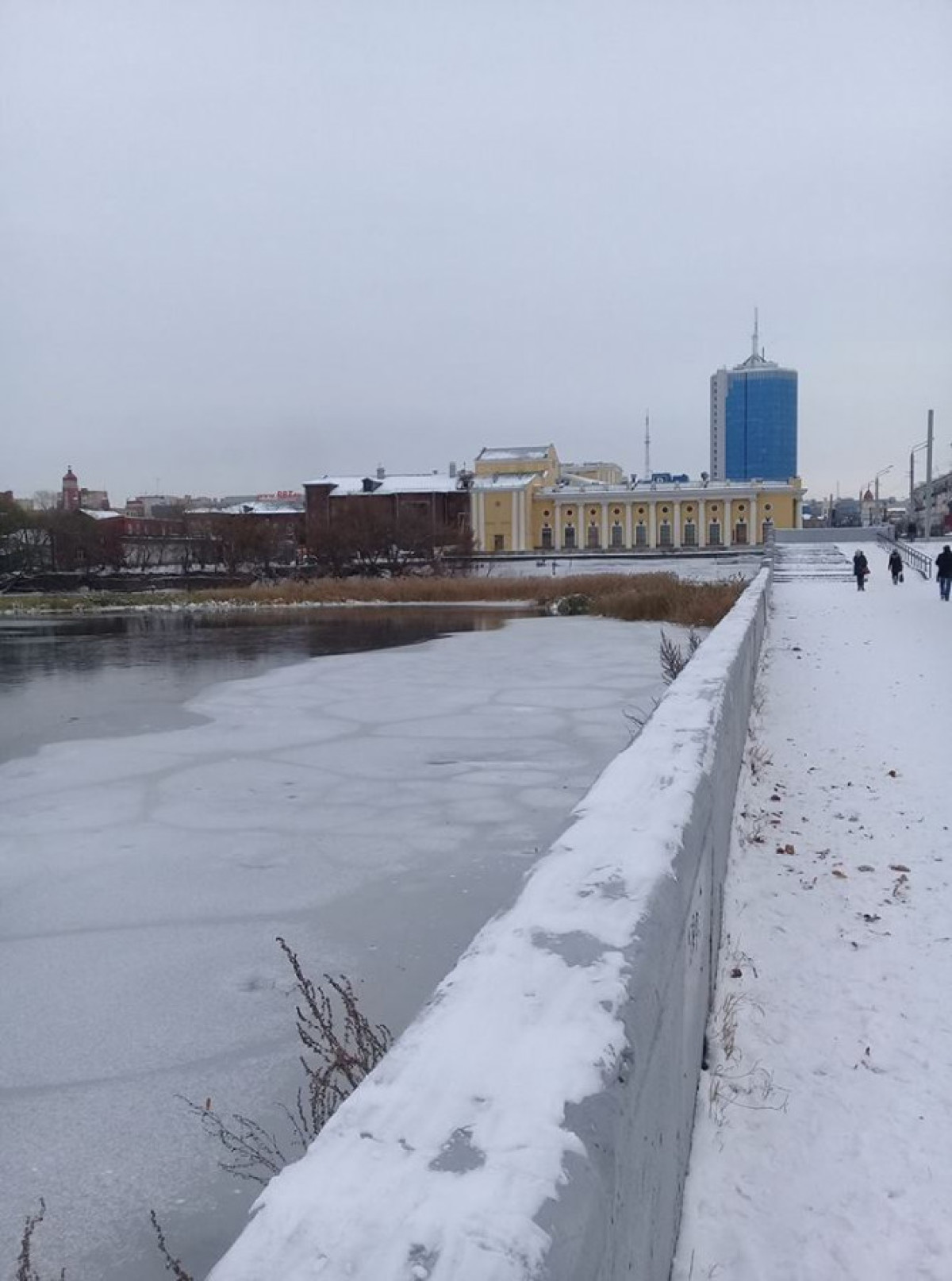 Листопад и снегопад – граница осени и зимы. Каким был конец октября в Челябинске