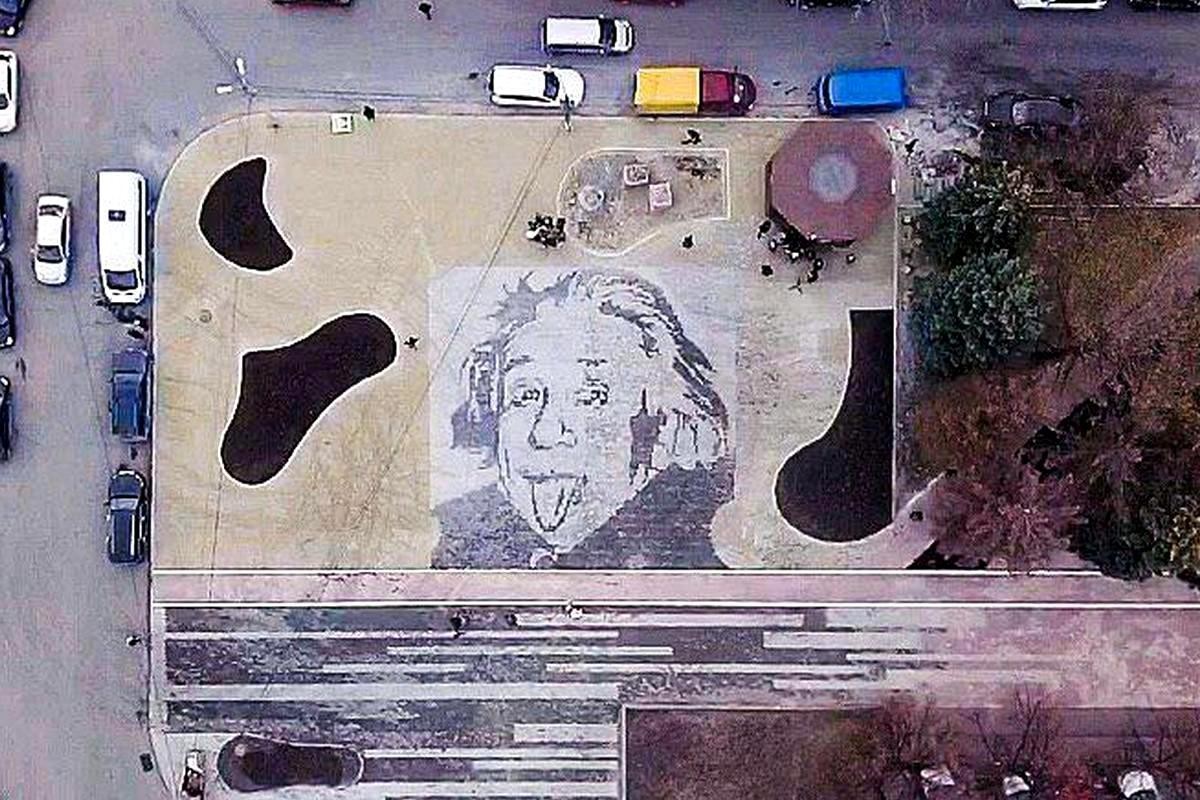 Портрет Эйнштейна на тротуарной плитке появился в центре Челябинска