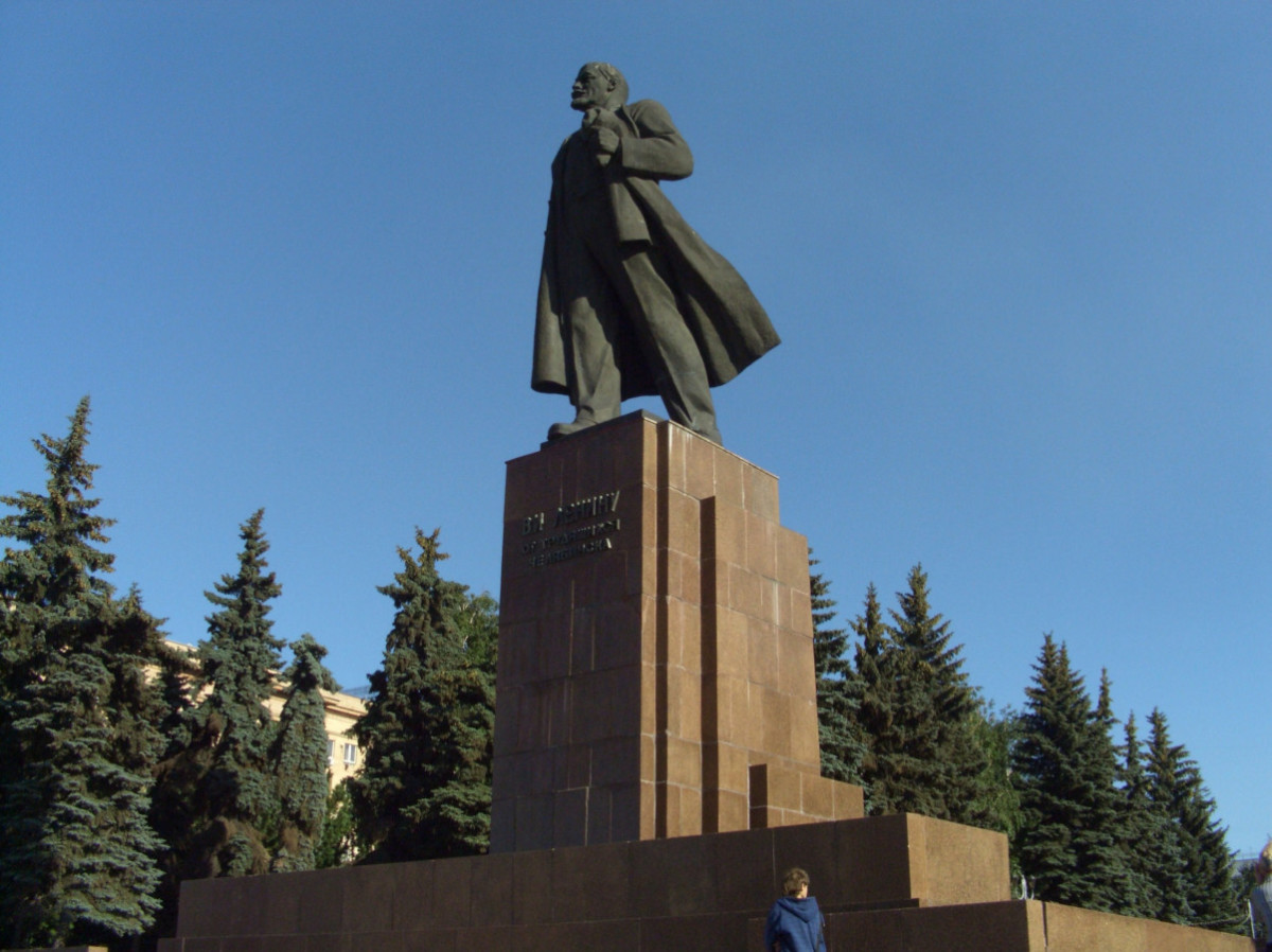 «Здесь нужны адекватные и образованные мастера»: челябинцы говорят об очередной реставрации памятника Ленину