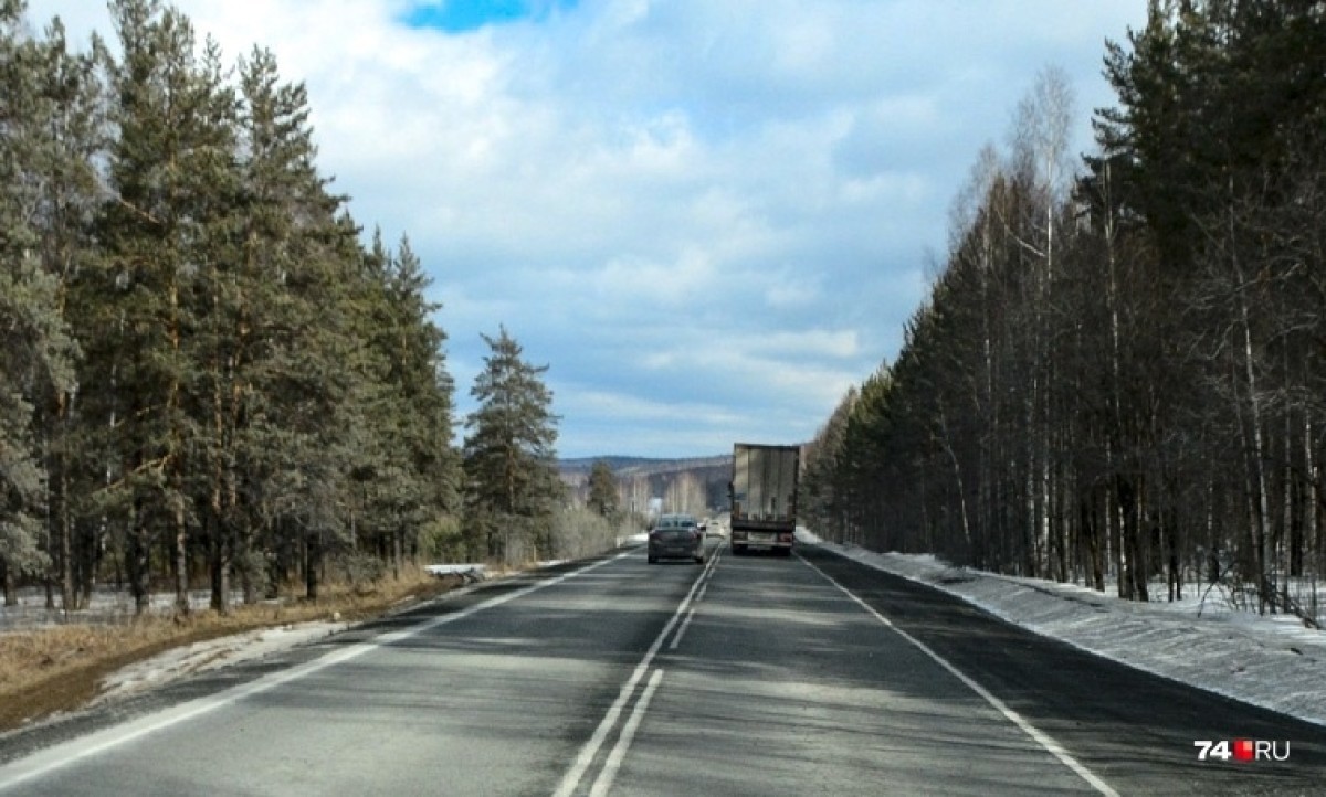 Водитель фуры умер на трассе М-5 в Челябинской области
