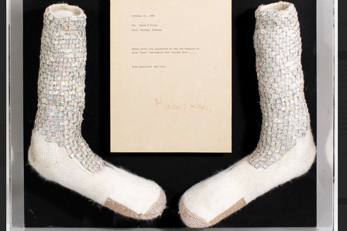 Миллион долларов могут стоить носки Майкла Джексона, в которых он показал «лунную походку»