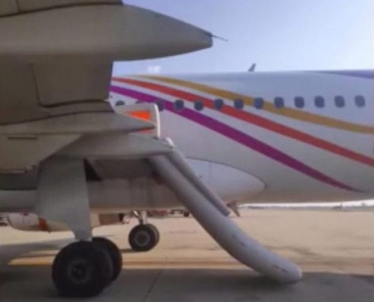 Пьяный иностранец выбил аварийную дверь самолета на взлете