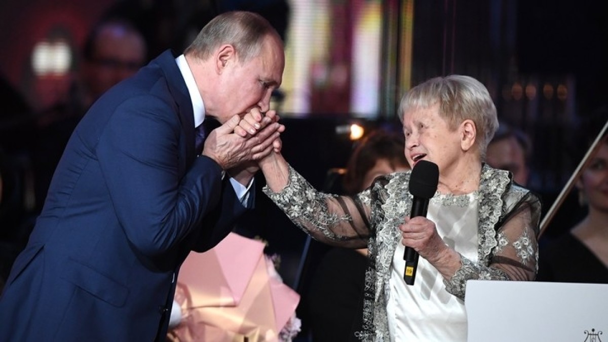 Песня на стихи челябинского поэта заставила встать весь зал во главе с Путиным