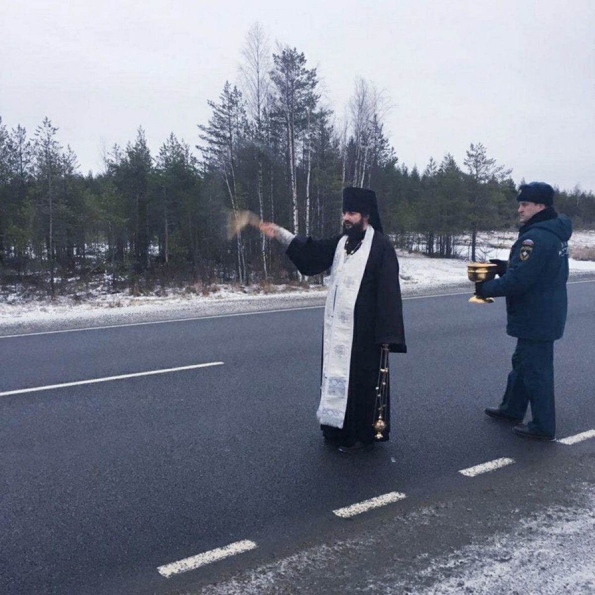 Для предупреждения ДТП, в Карелии самые опасные участки федеральной автотрассы окропили святой водой