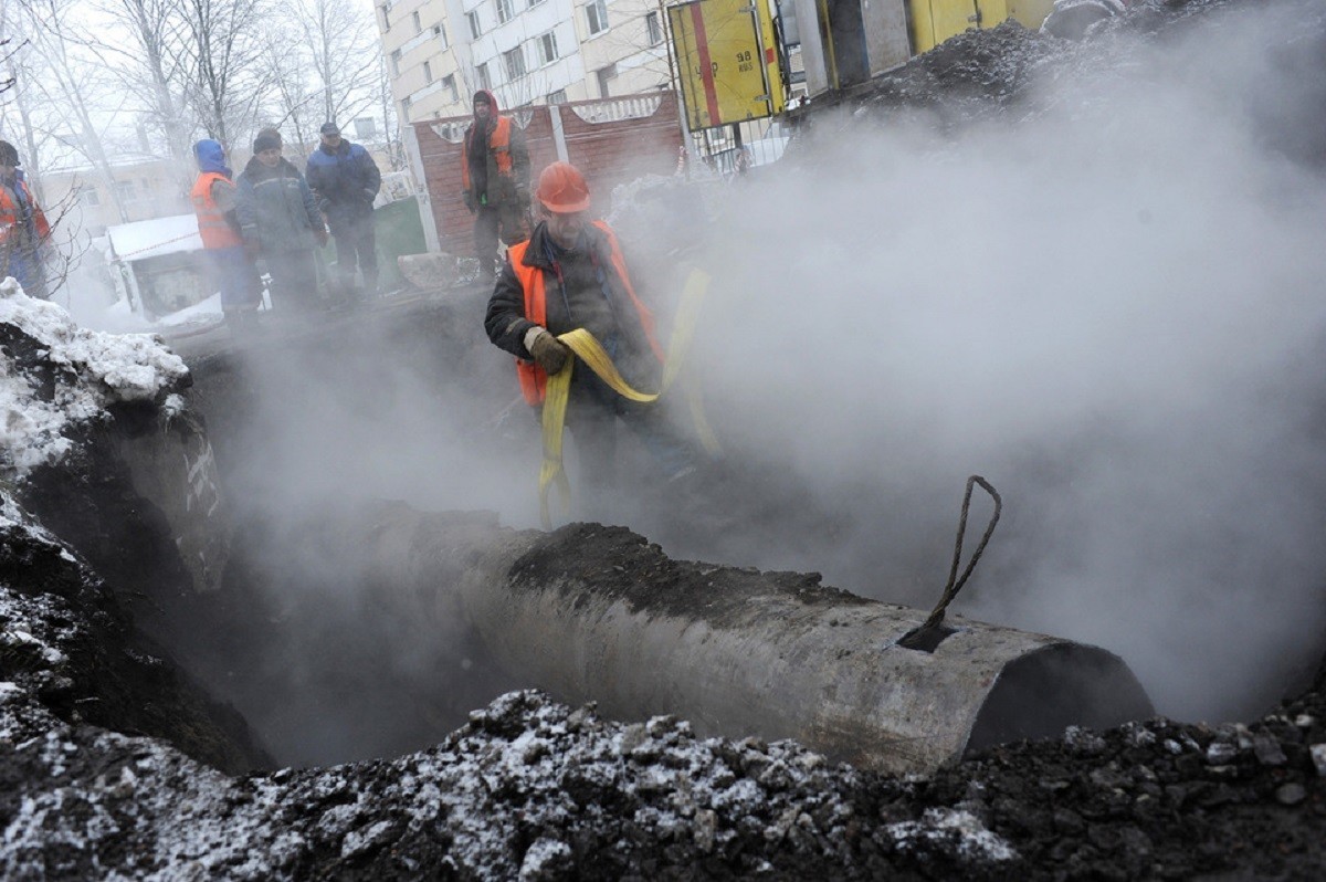 Коммунальная авария в «Парковом» лишила жителей воды и затопила дорогу