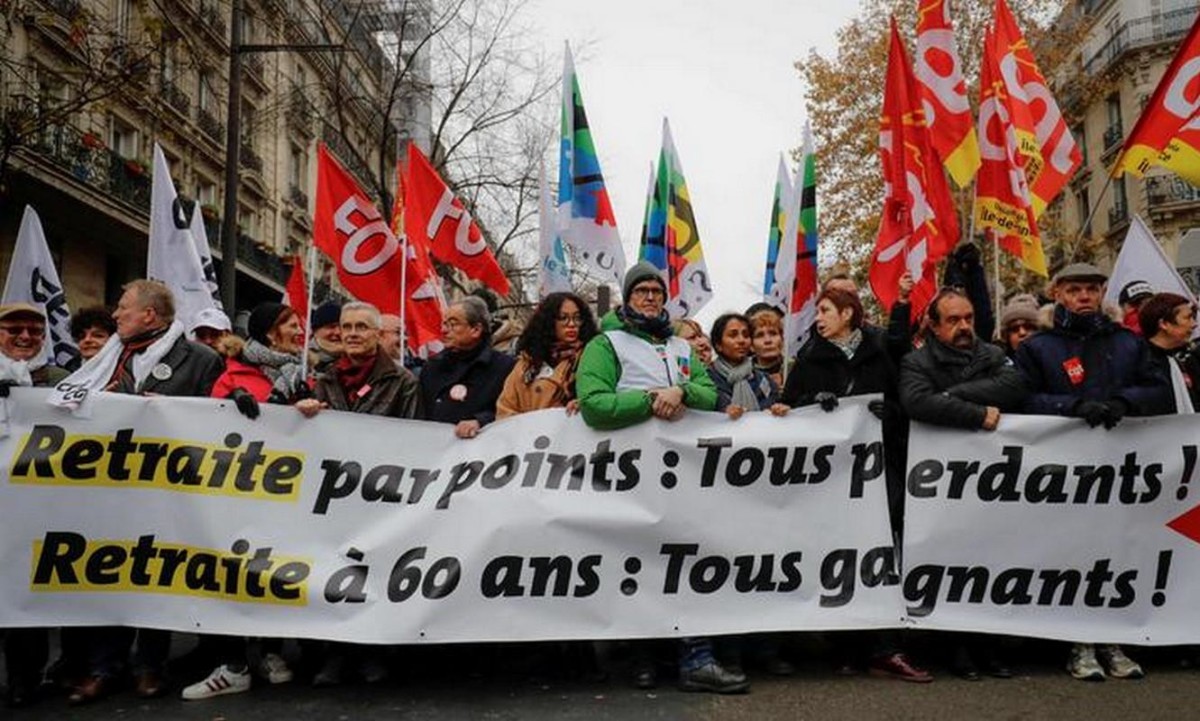 Пробки длиной в 350 километров возникли в Париже из-за протестов против пенсионной реформы