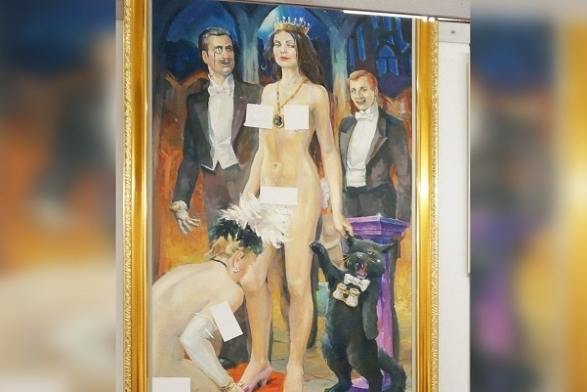 ЧП «культурного масштаба»: обнажённых женщин на картинах прикрыли стикерами на выставке в Екатеринбурге
