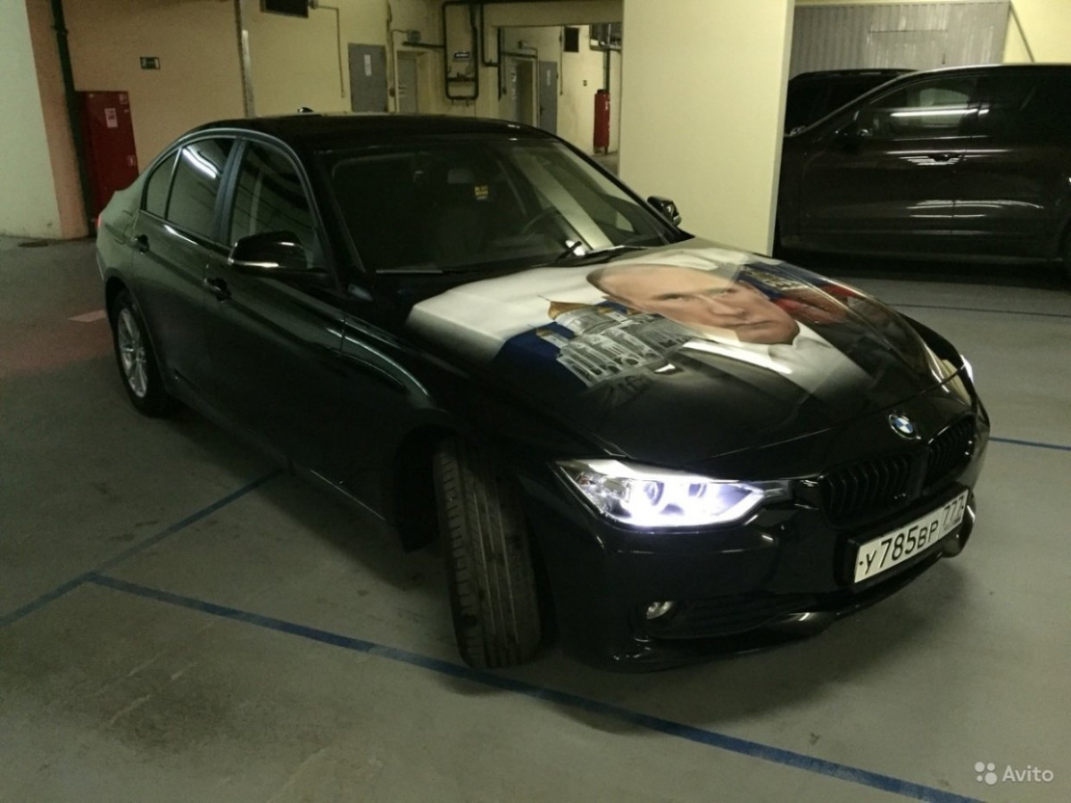 BMW с портретом Путина, продаваемый Джефом Монсоном, вызывает у россиян желание разбить его вдребезги
