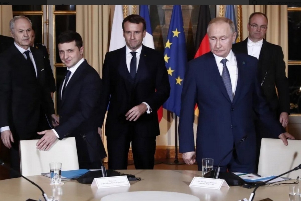 Растерянного и недовольного Путина на парижском саммите снял фотограф
