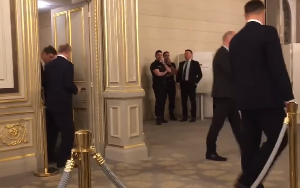 Сколько человек сопровождали Путина в туалет во время парижского саммита?