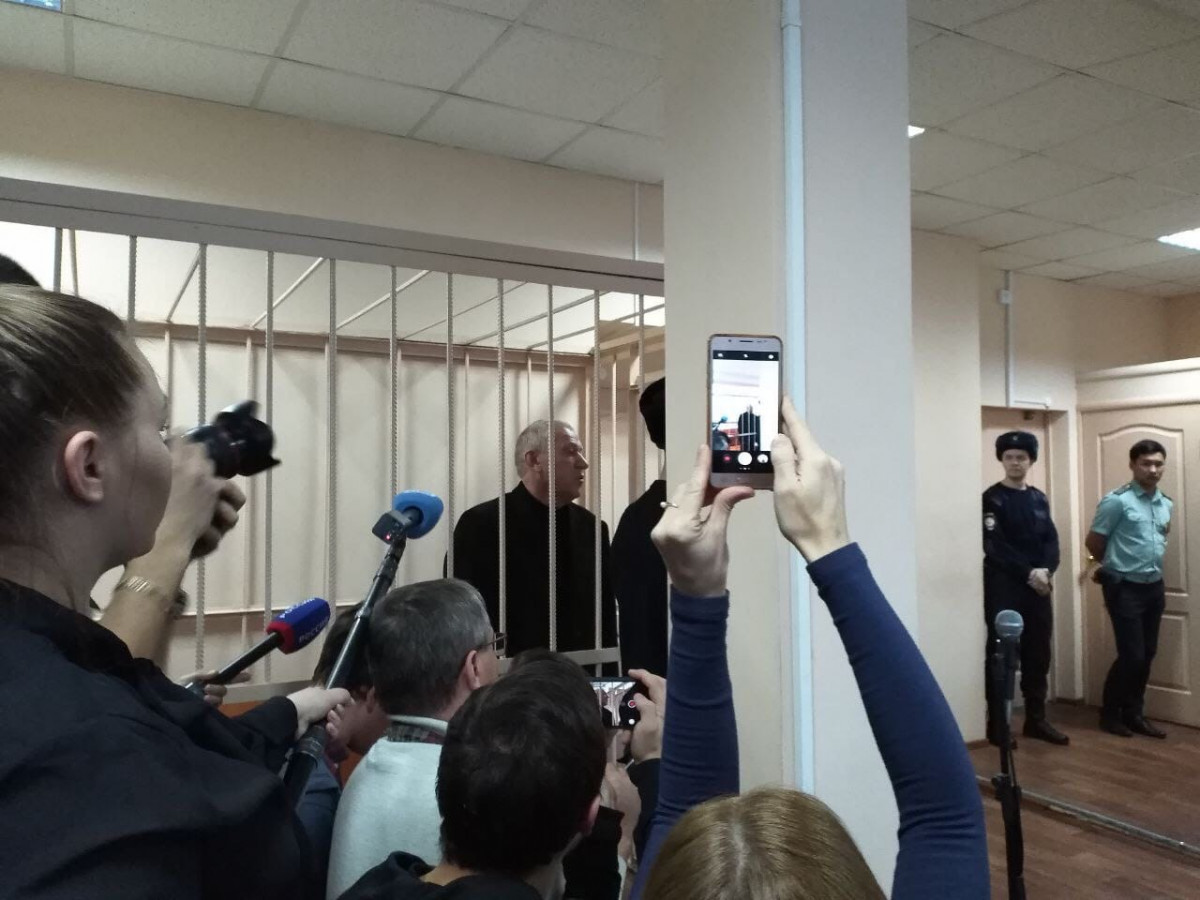 «Вам не стыдно было воровать на школах?» Суд арестовал экс-мэра Челябинска на два месяца