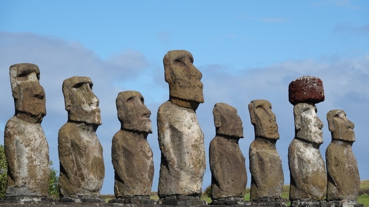 Что охраняют почти тысяча каменных истуканов с острова Пасхи? Археологи открыли тайну