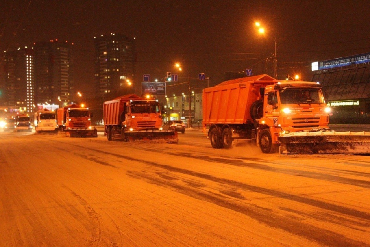 1800 дворников и свыше 100 спецмашин расчищают Челябинск от снега