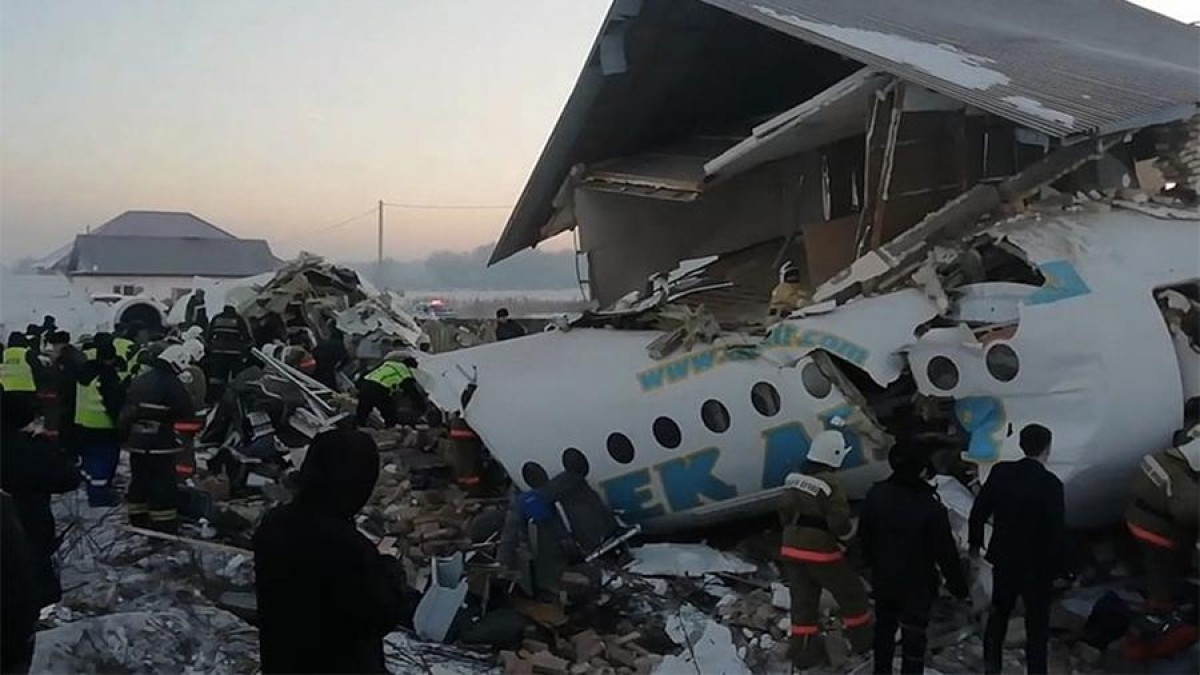 Число жертв крушения самолета в Казахстане выросло до 15 человек