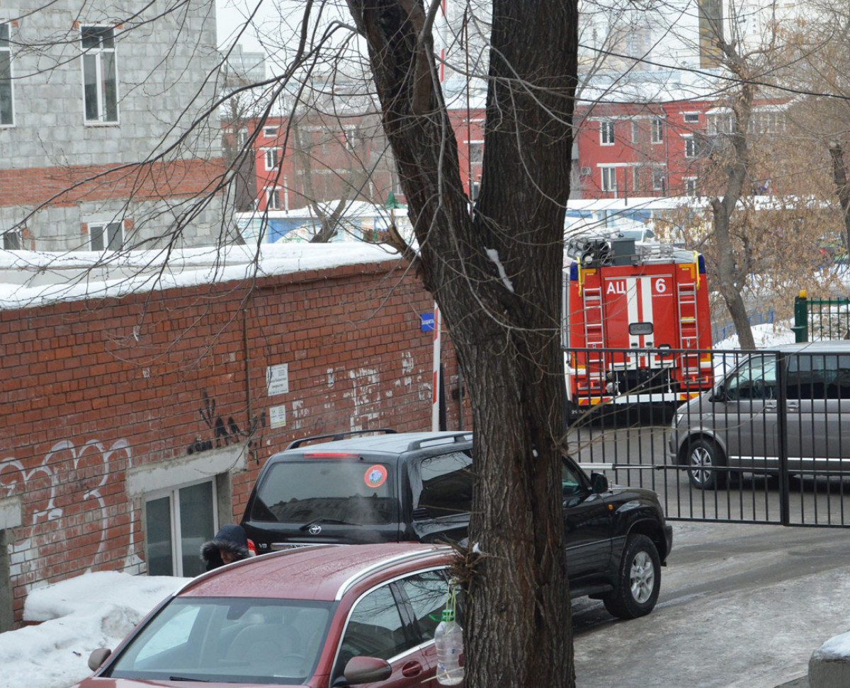 Во двор напротив резиденции губернатора в Челябинске приехали несколько пожарных машин