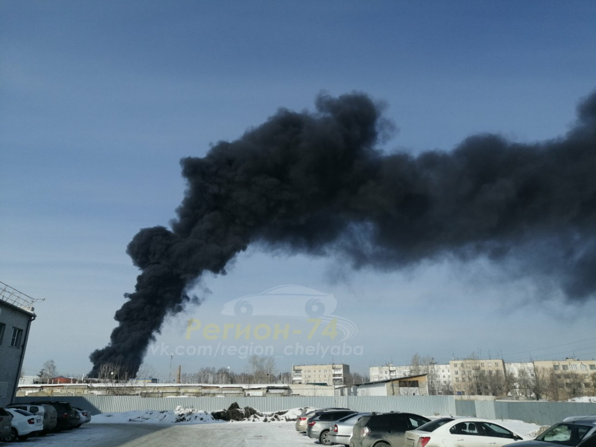 136 человек тушат горящий цех на Троицком тракте в Челябинске