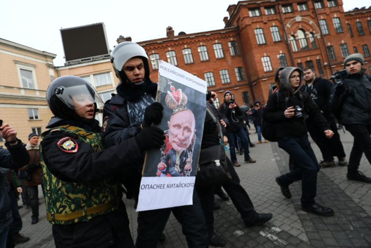 Против поправок Путина в Конституцию протестуют в Москве и Петербурге