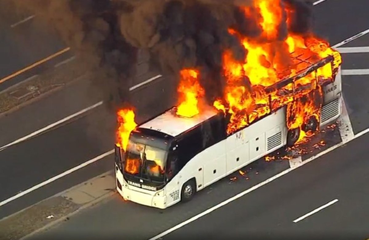 Рейсовый автобус сгорел на автомагистрали
