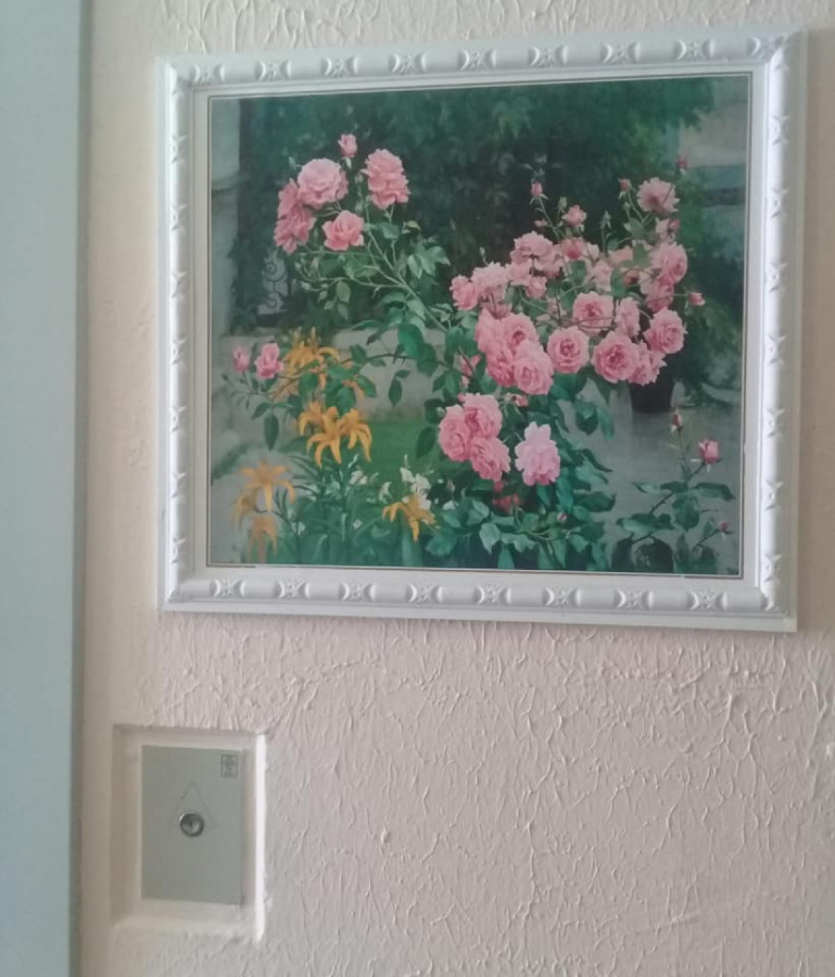 Картины художника из «Форбс» украсили подъезд жилого дома