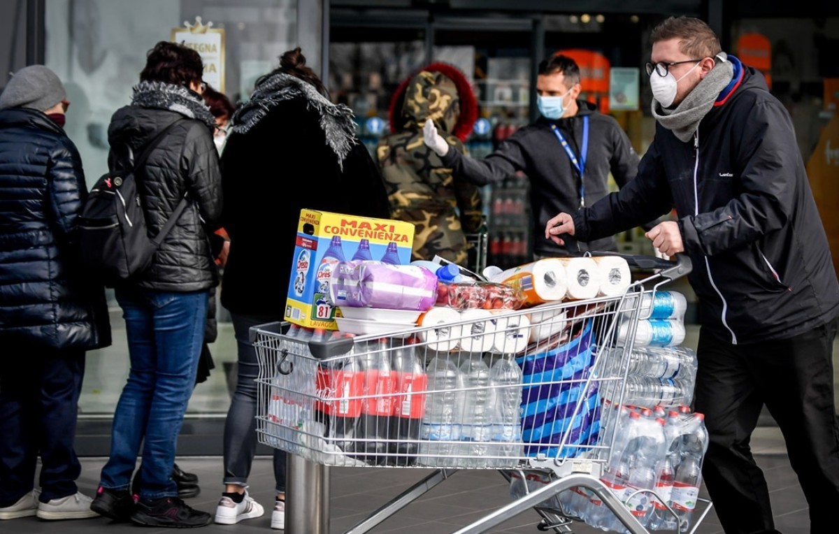 Паника из-за коронавируса в Италии: жители скупают продукты, чтобы реже выходить из дома