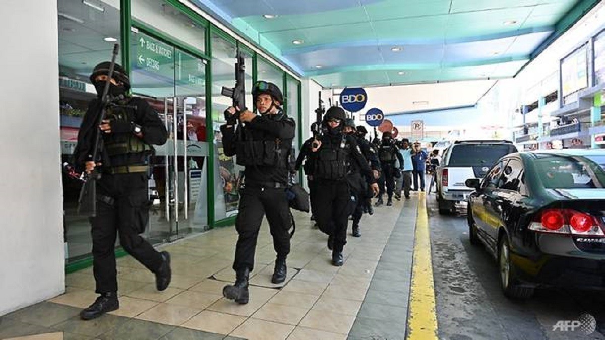 30 заложников удерживает вооруженный преступник в торговом центре Филиппин