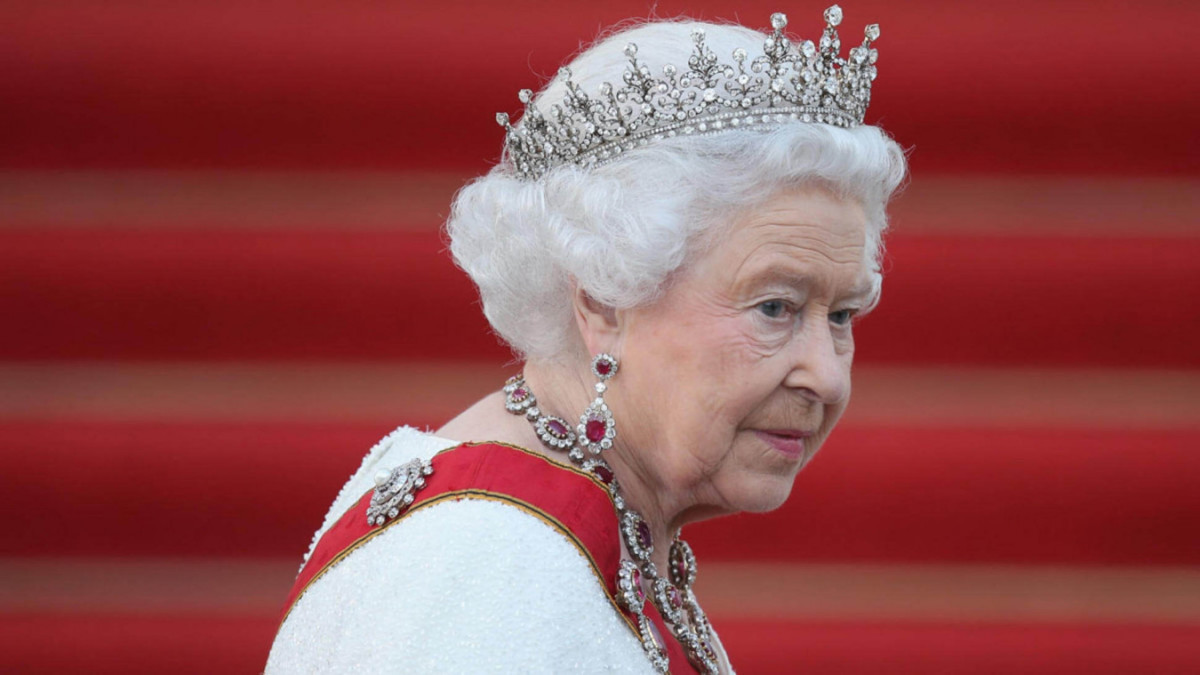 Королева Англии впервые вручила награды в перчатках