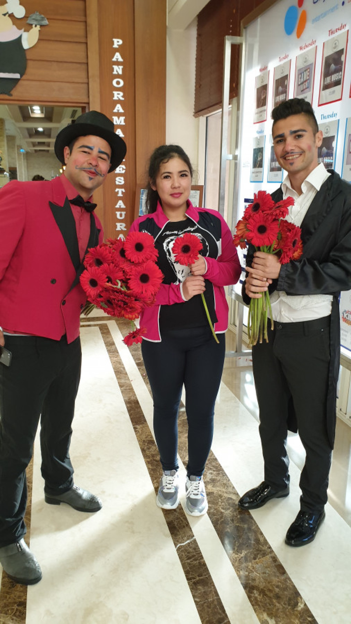 В Турции женщинам-туристкам дарили цветы на 8 марта