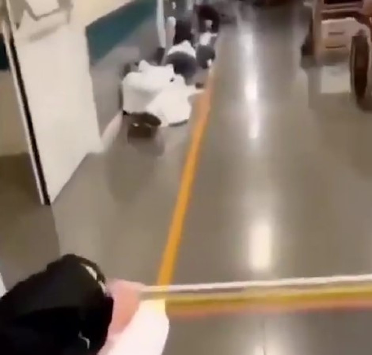 Больные коронавирусом в Бруклине лежат в коридорах больницы прямо на полу