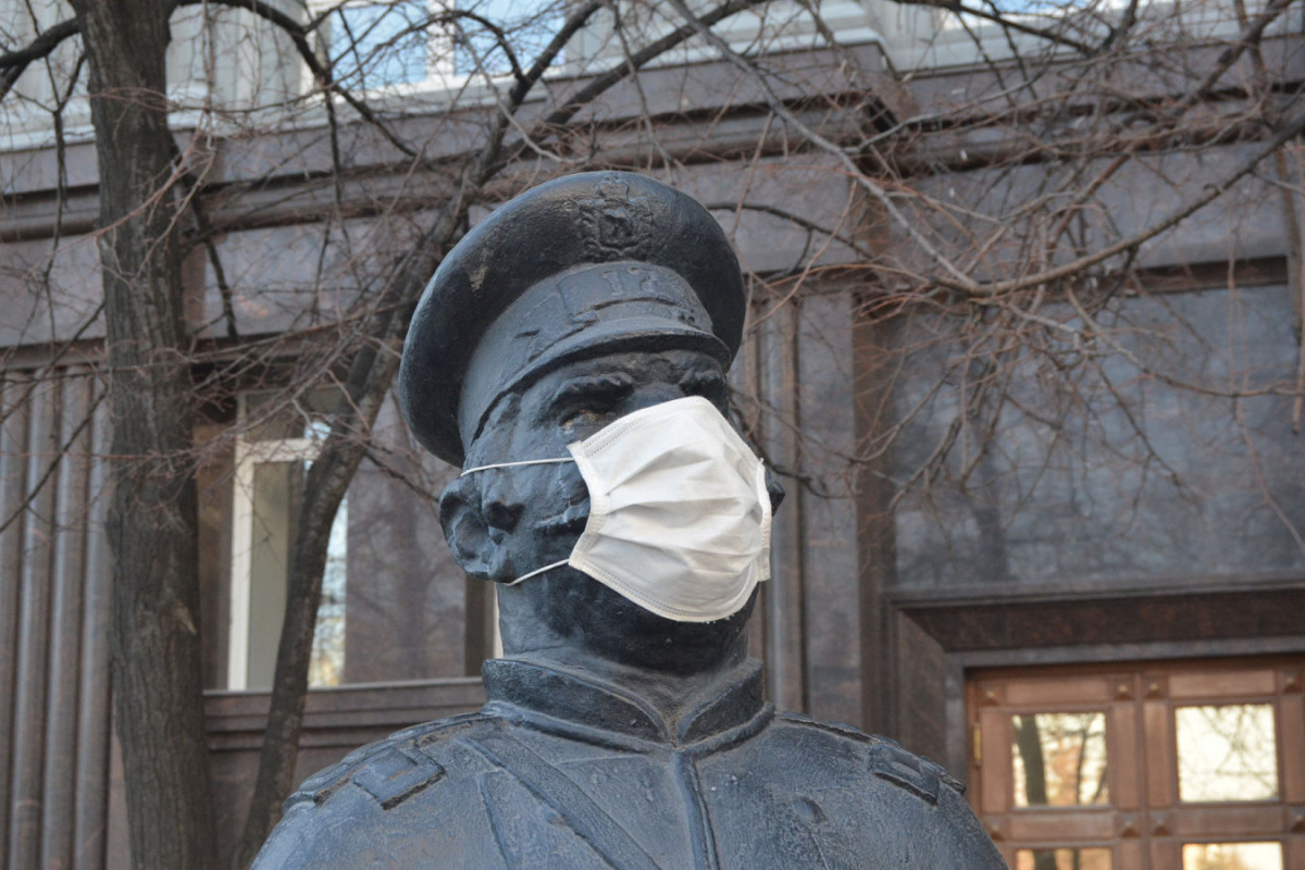 Бронзовому околоточному на Кировке надели защитную маску