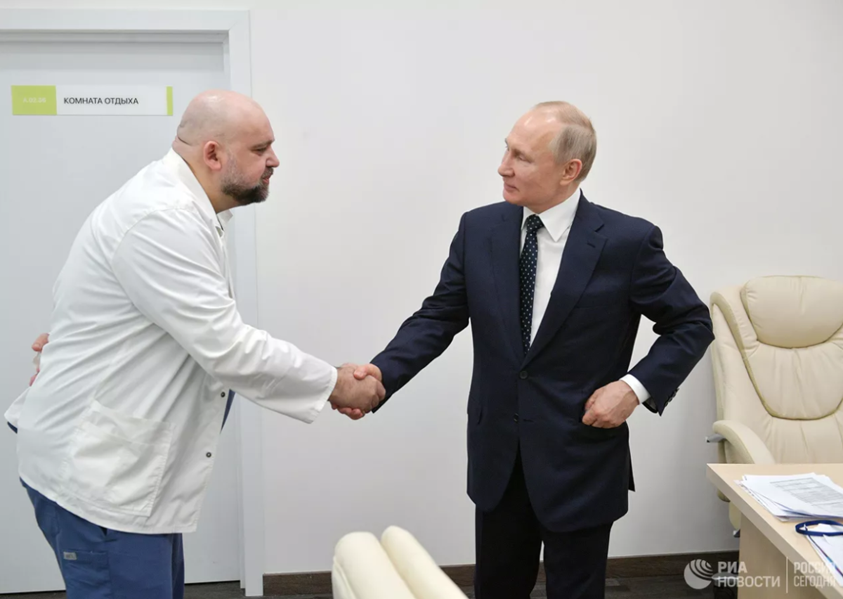 Главврач больницы в Коммунарке болен коронавирусом. С ним здоровался за руку Путин