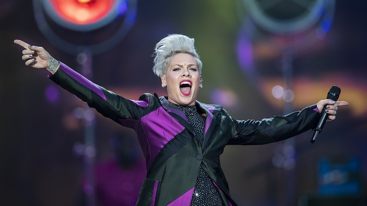 Певица Pink победила коронавирус и пожертвовала миллион долларов