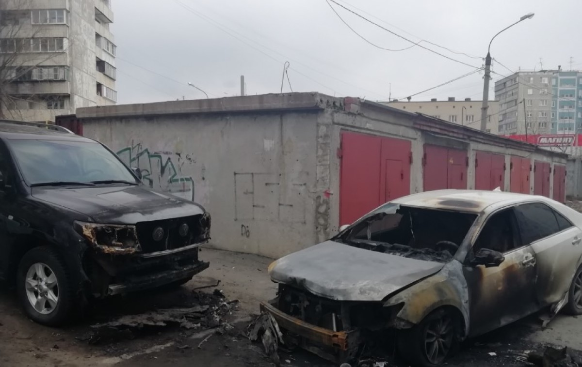 Две машины сгорели в Челябинске