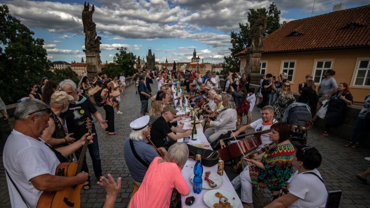 500-метровым столом Прага отметила выход из режима изоляции
