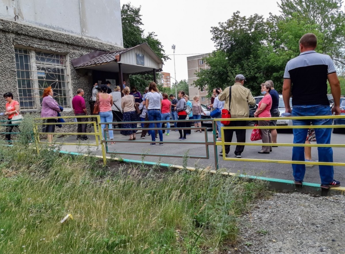 В очереди к приставам в Челябинске стоят по часу и больше на улице. А как же коронавирус?