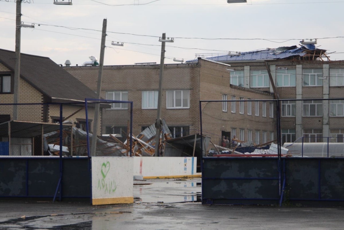 Ураган сорвал крышу со здания школы на Южном Урале